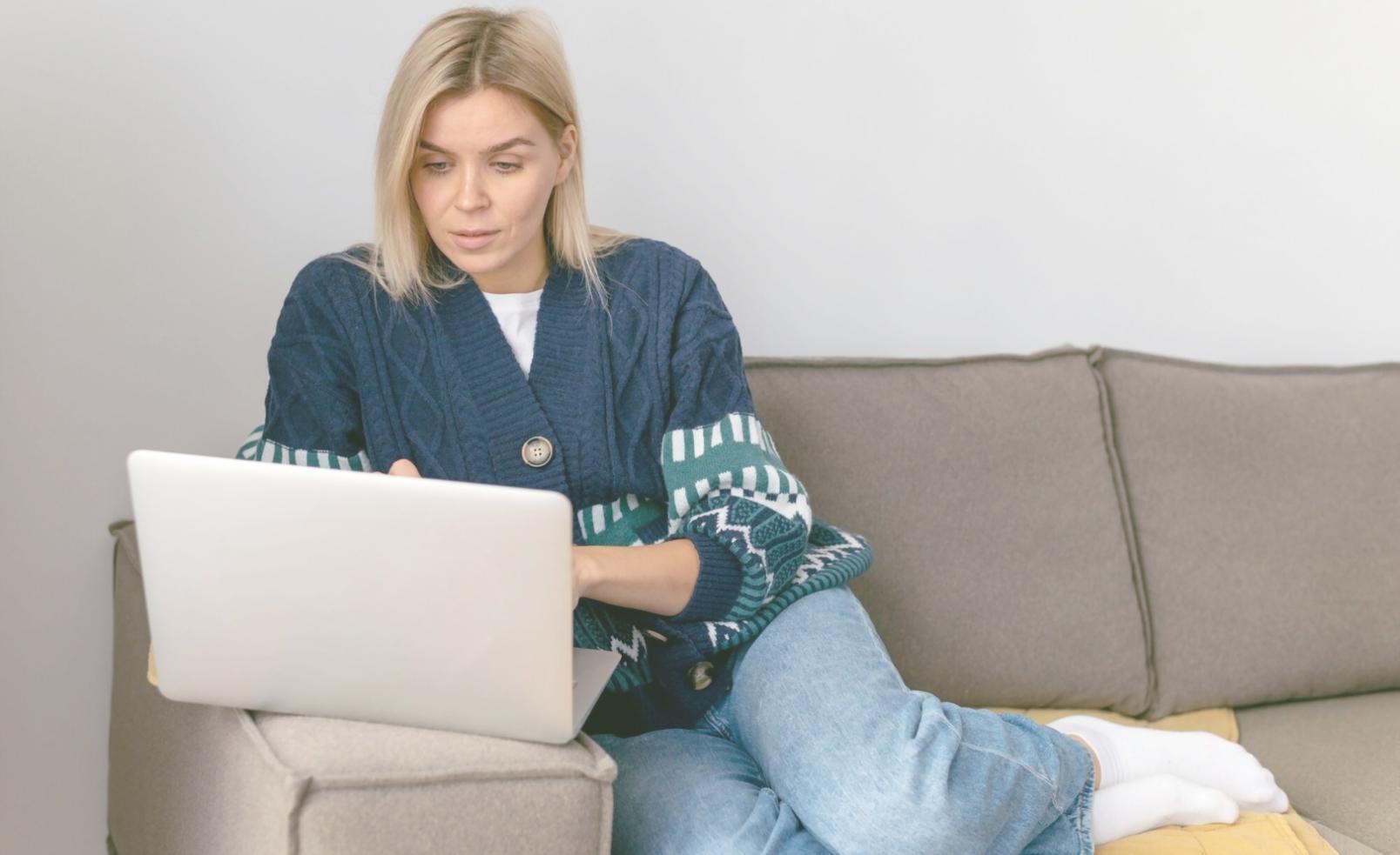 Entspannte Pause im Büro zeigt Work-Life-Balance