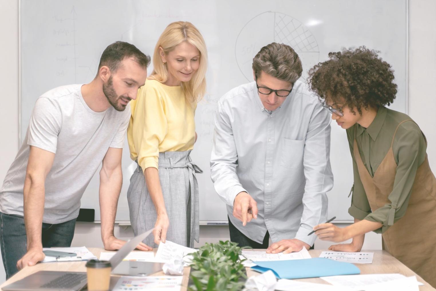 Moderne Arbeitsplätze im seraphyloen Büro mit professioneller Ausstattung